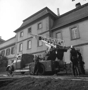 Eichenzell. Schloss Fasanerie. Übung der Freiwilligen Feuerwehr. Ausfahren der Leiter in die obere Etage eines Wohnhauses