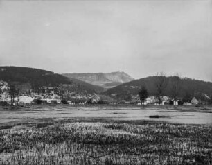 Panoramablick : Panoramablick über ein Talbecken mit einem Flusslauf im Vordergrund. Im Hintergrund ein Dorf