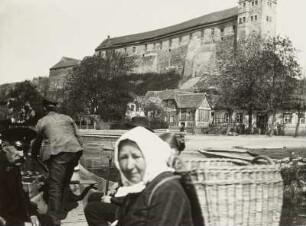 Wettin. Saale mit Passagieren auf einem Stechkahn. Blick zum rechten Flußufer mit Burg
