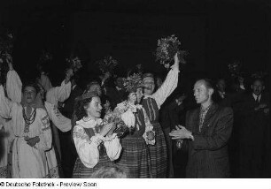 Mitglieder des Ensembles mit Blumensträußen