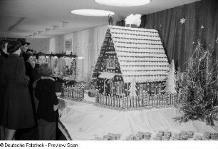 Ausstellung eines Lebkuchenhauses der HO-Kreisbetriebe sowie Besucher
