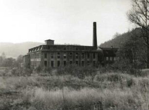 Deutschneudorf-Deutschkatharinenberg. Betrieb NARVA. Straßenansicht über den Grenzbach