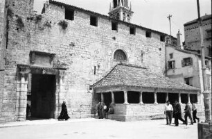 Trogir: Loggia an der Kaimauer