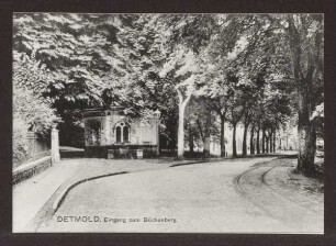 "Eingang zum Büchenberg". Detmold. Paderborner Straße, in der Bildmitte das Turbinenhaus, links davon der Eingang zum Büchenberg, rechts die Schienen der Straßenbahn nach Berlebeck und Hiddesen