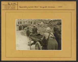 Räumen der Trümmer als Vorarbeit für den Neubau des Hauses der Sorben. Die Jugendbrigade aus Höflein. : Rumowanje rozwalinow za natwar Serbskeho domu. Młodźinska brigada z Wudworja.