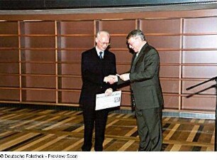 Bauübergabefeier. Prof. Jürgen Hering übergibt Prof. Hans Joachim Meyer symbolisch einen Benutzerausweis