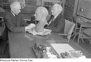 Wilhelm Pieck sitzt Modell für eine Büste