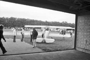 Freiburg: Doppeldecker aus Hangar