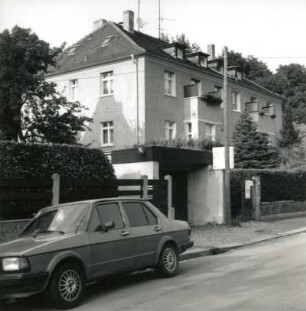 Dresden-Trachau, Schützenhofstraße 46/44. Doppelwohnhaus. Um 1928. Straßenansicht mit Garage und Heckeneinfriedung