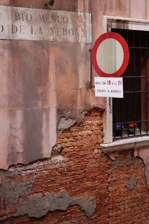 Verkehrsschild für Gondeln an einem Kanal im Stadtteil San Marco