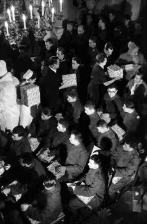 Bukarest: Weihnachtsfeier bei Killingers, Geschenkverteilung, von oben