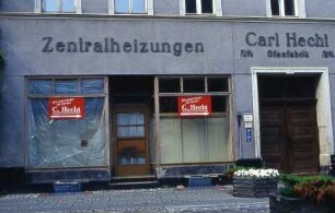 In Lutherstadt Wittenberg August 2002. Im Zentrum befindet sich dieses leere Geschäft mit historischer Ladeninschrift