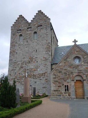 Aakirkeby - Turm der Aa kirke : Der doppelte Turm der Aa kirke, aufgenommen am 30. Juli 2010 in Aakirkeby auf der dänischen Ostseeinsel Bornholm
