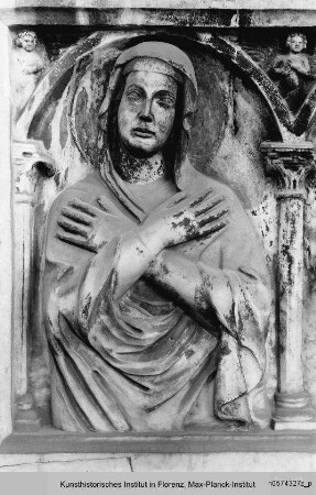 Gherardesca-Grabmal : Sarkophag : Mittelrelief mit dem Schmerzensmann zwischen Maria und Johannes