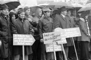 Sasbach: Kundgebung gegen Bleiwerk Marckolsheim und Atomkraftwerk Wyhl; Protestwehrversammlung im Regen mit Plakaten