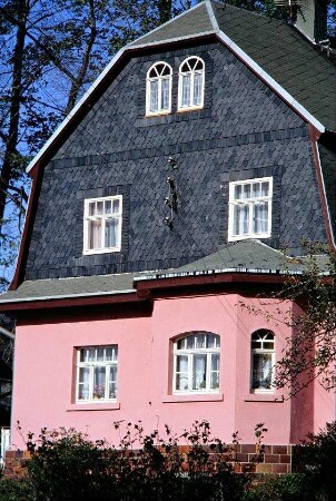 Wohnhausgiebel, OG beschiefert, EG mit Vorbau, Sprossenfenster