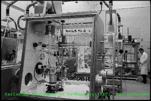 Versuchsaufbau in einer Glovebox im Plutoniumlabor des Instituts für Heiße Chemie (IHCh)