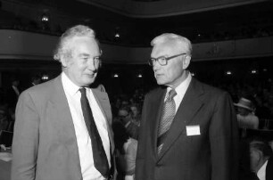 27. Tagung 1977 Chemiker; Sitzreihen im Theater: Sir Derek H. R. Barton, Paul Flory