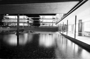 Brüssel: Pavillon Deutschland, mit Teich im Vordergrund