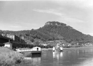 Königstein (Sächsische Schweiz). Schaufelraddampfer "Krippen" bei der Anfahrt an die Anlegestelle. Blick gegen die Festung