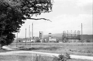 Freiburg: Gaswerk, Blick auf Werk, von Süden, mit Vordergrund Baum
