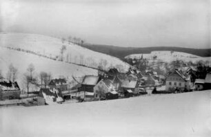 Ortsansicht im Winter : li. Verkaufsstelle von Emil Tippmann, nächstes Haus vorn Tischlerei Haase, re. Engel-Gut