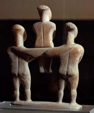 Idolgruppe (3-figurig), Kykladen : Karlsruhe, Badisches Landesmuseum. Dreifigurige Idolgruppe. Herkunft unbekannt. Marmor, Höhe 19 cm. Frühkykladisch II, frühere Spedos-Art.