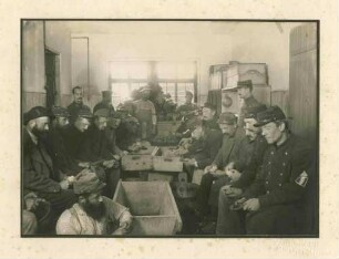 Ca. zwanzig Kriegsgefangene beim Küchendienst (Rüben schälen), ein Wachhabender, Kriegsgefangenenlager Ludwigsburg-Eglosheim