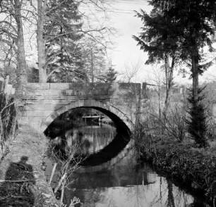Denkmal: Napoleonbrücke von 1800 über Schönau [auch: Trittauer Mühlenbach]: Möllner Straße Richtung Hamfelde: an Böschung und hinten Bäume
