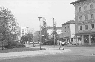 Waldkraiburg: Stadtplatz, links [rechts] Sparkasse
