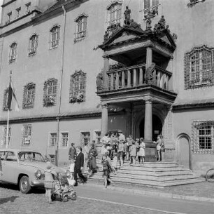 Wittenberg. Rathaus mit Eingangsportal mit Altan am Marktplatz