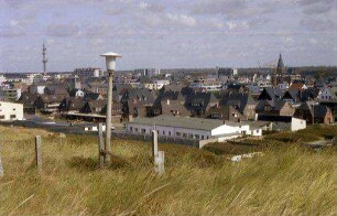 Westerland: Gesamtbild von den Dünen auf die Stadt