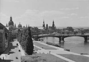 Dresden, Blick über das Terrassenufer und die Carolabrücke zur Altstadt : Dresden, Elbbrücken von Albertbrücke aus