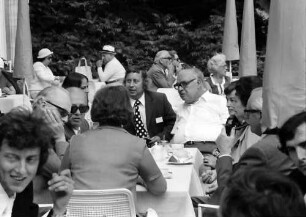 24. Tagung 1974 Chemiker; Kaffeeempfang Hotel Tannenhof: Tisch mit Werner Forßmann
