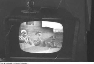 Fernsehabend in einem Klub der Volkssolidarität. Sendung über den Empfang des Kosmonauten Gagarin, 1961