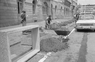 Anbringung von Blumenschmuck auf dem Karlsruher Marktplatz vor dem Rathaus