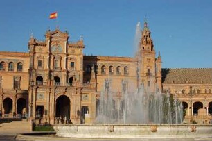 Sevilla - Palast : Der Palacio de Espana mit spanischer Fahne, am gleichnamigen Platz, aufgenommen 2007 in Sevilla