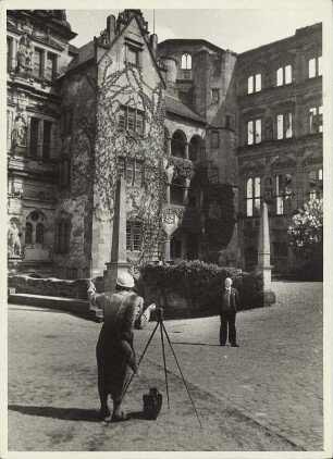 Fotografin beim Vorbereiten des Fotomotives im Innenhof der Ruine des Heidelberger Schlosses