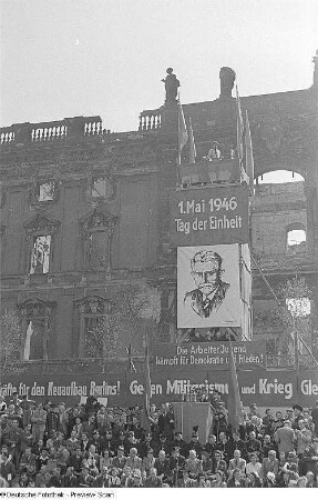 Aufnahmen von den Feierlichkeiten zum 1. Mai 1946 in Berlin : Mai-Kundgebung vor der Tribüne am Berliner Schloss