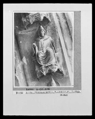 Sixtusportal — Rechte Archivolten — Kleriker