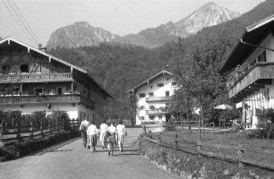 Ettenhausen: Häuser, Hintergrund Breitenstein und Geigelstein, mit Touristen