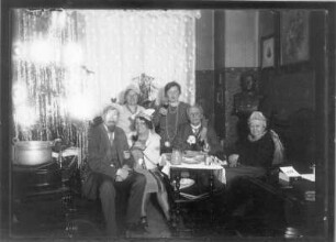 Dresden. Hans und Etha Richter auf einer familiären Silvesterfeier