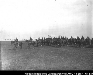 Geländeübung und Besichtigung des Feld-Artillerie-Regiments Nr. 46 Enthält: Soldaten zu Pferd und auf mit Pferden bespannten Geschützlafetten auf dem Marsch