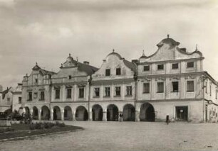 Telč (Teltsch). Marktplatz. Häusergruppe mit Arkaden