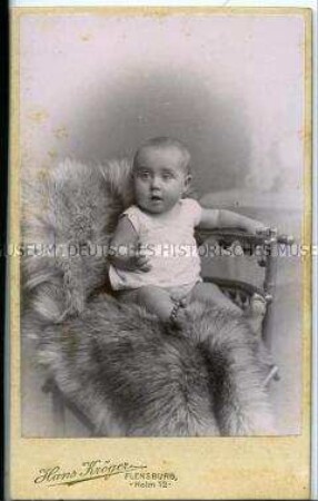 Säugling auf Fell sitzend, Carte de visite