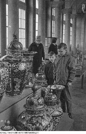 Dresden, Zwinger, Staatliche Kunstsammlungen Dresden, erweiterte Porzellansammlung (Wiedereröffnung 1. Juli 1952), April 1954