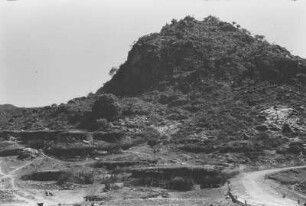 Siedlung : Siedlung an den Hängen eines Felsens