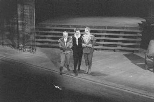 Szenenbilder aus "Hamlet" von William Shakespeare in der Regie von Fritz Wendel. Staatstheater Dresden, 13.01.1957 : Mit Horst Schulze in der Titelrolle, Thea Elster als Ophelia, Siegfried Göhler als Claudius u. a.