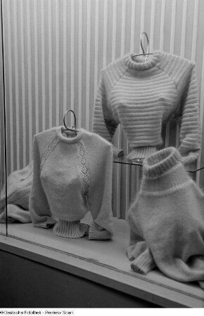 Damenmode der VVB Industriezweigleitung Trikot in einer Vitrine auf der Leipziger Frühjahrsmesse