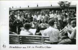 Konzert von Heimkehrern aus der Sowjetunion im Lager Gronenfelde bei Frankfurt/Oder